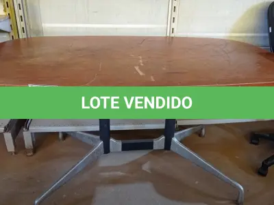 LOTE 525 - 01 MESA DE COZINHA. (NO ESTADO EM QUE SE ENCONTRA. SUJEITO A AVARIAS OCULTAS/VISÍVEIS.)