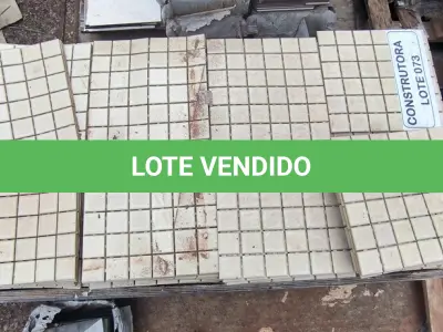 LOTE 073 - APROXIMADAMENTE 45,00 M² PLACA 30X30 (PASTILHA) - MARCA NÃO IDENTIFICADA. (NO ESTADO EM QUE SE ENCONTRA. SUJEITO A AVARIAS OCULTAS/VISÍVEIS.)