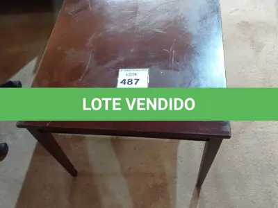 LOTE 487 - 01 MESA DE CENTRO. (NO ESTADO EM QUE SE ENCONTRA. SUJEITO A AVARIAS OCULTAS/VISÍVEIS.)