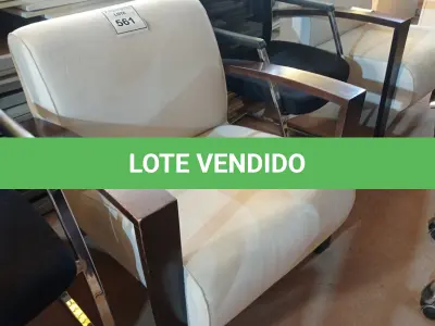 LOTE 561 - 01 POLTRONA (EASY CHAIR). (NO ESTADO EM QUE SE ENCONTRA. SUJEITO A AVARIAS OCULTAS/VISÍVEIS.)