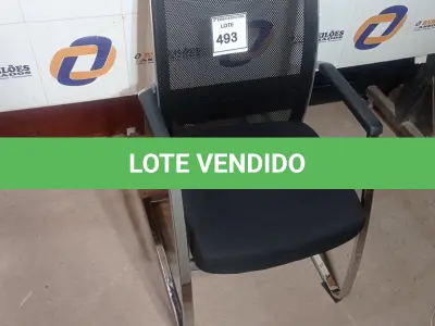 LOTE 493 - 01 CADEIRA DE ESCRITÓRIO. (NO ESTADO EM QUE SE ENCONTRA. SUJEITO A AVARIAS OCULTAS/VISÍVEIS.)