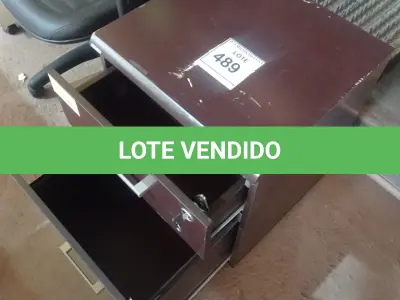 LOTE 489 - 01 GAVETEIRO DE MADEIRA COM 2 GAVETAS. (NO ESTADO EM QUE SE ENCONTRA. SUJEITO A AVARIAS OCULTAS/VISÍVEIS.)