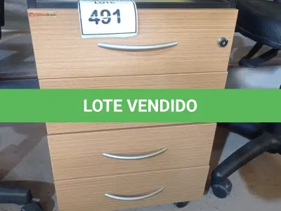 LOTE 491 - 01 GAVETEIRO DE MADEIRA COM 4 GAVETAS. (NO ESTADO EM QUE SE ENCONTRA. SUJEITO A AVARIAS OCULTAS/VISÍVEIS.)
