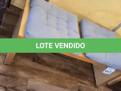 LOTE 017 - 01 BANCO EM MADEIRA COM 02 ACENTOS ESTOFADOS.  (NO ESTADO) ATENÇÃO! FAZER A VISITAÇÃO ANTES DE ARREMATAR, NÃO SABEMOS SE FUNCIONA. LEILÃO NÃO TEM GARANTIA E NEM DEVOLUÇÃO, SUJEITO A POSSÍVEIS AVARIAS VISÍVEIS/OCULTAS E/OU AUSÊNCIA DE COMPONENTES.