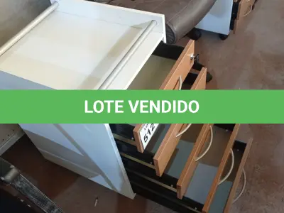 LOTE 512 - 01 GAVETEIRO DE MADEIRA COM 5 GAVETAS. (NO ESTADO EM QUE SE ENCONTRA. SUJEITO A AVARIAS OCULTAS/VISÍVEIS.)