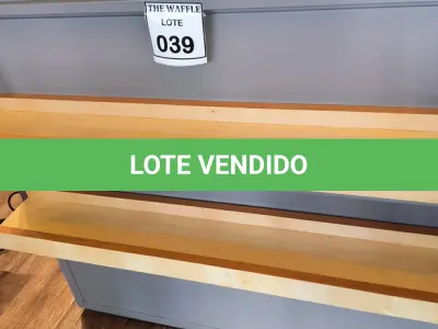 LOTE 039 - 01 BALCÃO EXPOSITOR FERRO E MADEIRA. (NO ESTADO) ATENÇÃO! FAZER A VISITAÇÃO ANTES DE ARREMATAR, NÃO SABEMOS SE FUNCIONA. LEILÃO NÃO TEM GARANTIA E NEM DEVOLUÇÃO, SUJEITO A POSSÍVEIS AVARIAS VISÍVEIS/OCULTAS E/OU AUSÊNCIA DE COMPONENTES.