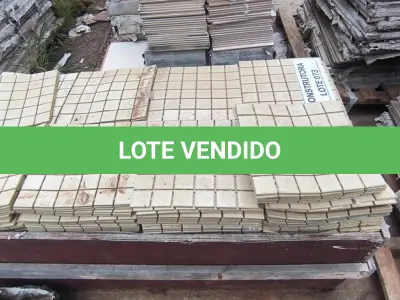LOTE 073 - APROXIMADAMENTE 45,00 M² PLACA 30X30 (PASTILHA) - MARCA NÃO IDENTIFICADA. (NO ESTADO EM QUE SE ENCONTRA. SUJEITO A AVARIAS OCULTAS/VISÍVEIS.)