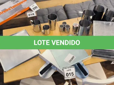 LOTE 015 - 11 ASSADEIRAS PERFURADAS, 3 ASSADEIRAS SEM FURO, 04 JARRAS EM INOX GRANDE, 1 PITCHER MÉDIO,01 PITCHER PEQUENO, 01 COPO EM INOX GRANDE, 4 POLVILHADOS EM INOX E 2 PÁS DE FORNO EM INOX.  (NO ESTADO) ATENÇÃO! FAZER A VISITAÇÃO ANTES DE ARREMATAR, NÃO SABEMOS SE FUNCIONA. LEILÃO NÃO TEM GARANTIA E NEM DEVOLUÇÃO, SUJEITO A POSSÍVEIS AVARIAS VISÍVEIS/OCULTAS E/OU AUSÊNCIA DE COMPONENTES.