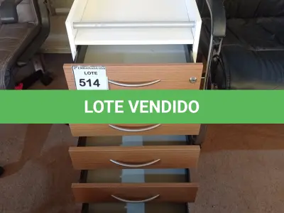 LOTE 514 - 01 GAVETEIRO DE MADEIRA COM 5 GAVETAS. (NO ESTADO EM QUE SE ENCONTRA. SUJEITO A AVARIAS OCULTAS/VISÍVEIS.)