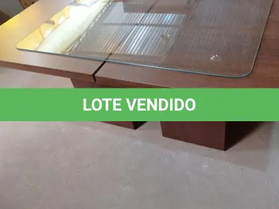 LOTE 544 - 01 MESA EM MADEIRA. (NO ESTADO EM QUE SE ENCONTRA. SUJEITO A AVARIAS OCULTAS/VISÍVEIS.)