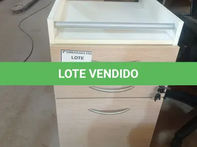 LOTE 486 - 01 GAVETEIRO DE MADEIRA CLARA COM 03 GAVETAS. (NO ESTADO EM QUE SE ENCONTRA. SUJEITO A AVARIAS OCULTAS/VISÍVEIS.)