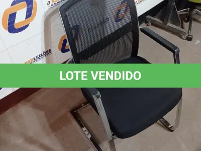 LOTE 554 - 01 CADEIRA DE ESCRITÓRIO. (NO ESTADO EM QUE SE ENCONTRA. SUJEITO A AVARIAS OCULTAS/VISÍVEIS.)