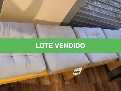 LOTE 008 - 01 BANCO EM MADEIRA COM 03 ACENTOS ESTOFADOS.  (NO ESTADO) ATENÇÃO! FAZER A VISITAÇÃO ANTES DE ARREMATAR, NÃO SABEMOS SE FUNCIONA. LEILÃO NÃO TEM GARANTIA E NEM DEVOLUÇÃO, SUJEITO A POSSÍVEIS AVARIAS VISÍVEIS/OCULTAS E/OU AUSÊNCIA DE COMPONENTES.