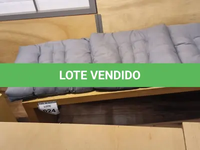 LOTE 024 - 01 BANCO EM MADEIRA COM 02 ACENTOS ESTOFADOS.  (NO ESTADO) ATENÇÃO! FAZER A VISITAÇÃO ANTES DE ARREMATAR, NÃO SABEMOS SE FUNCIONA. LEILÃO NÃO TEM GARANTIA E NEM DEVOLUÇÃO, SUJEITO A POSSÍVEIS AVARIAS VISÍVEIS/OCULTAS E/OU AUSÊNCIA DE COMPONENTES.