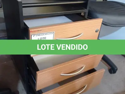 LOTE 491 - 01 GAVETEIRO DE MADEIRA COM 4 GAVETAS. (NO ESTADO EM QUE SE ENCONTRA. SUJEITO A AVARIAS OCULTAS/VISÍVEIS.)