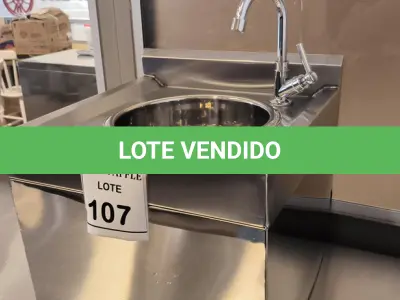 LOTE 107 - 01 PIA COM LAVATÓRIO EM INOX. (NO ESTADO) ATENÇÃO! FAZER A VISITAÇÃO ANTES DE ARREMATAR, NÃO SABEMOS SE FUNCIONA. LEILÃO NÃO TEM GARANTIA E NEM DEVOLUÇÃO, SUJEITO A POSSÍVEIS AVARIAS VISÍVEIS/OCULTAS E/OU AUSÊNCIA DE COMPONENTES.