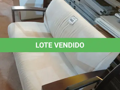 LOTE 560 - 01 SOFÁ DE 02 LUGARES. (LOVESEAT) (NO ESTADO EM QUE SE ENCONTRA. SUJEITO A AVARIAS OCULTAS/VISÍVEIS.)