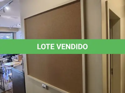 LOTE 080 - 01 QUADRO DE CORTIÇA PARA RECADOS. (NO ESTADO) ATENÇÃO! FAZER A VISITAÇÃO ANTES DE ARREMATAR, NÃO SABEMOS SE FUNCIONA. LEILÃO NÃO TEM GARANTIA E NEM DEVOLUÇÃO, SUJEITO A POSSÍVEIS AVARIAS VISÍVEIS/OCULTAS E/OU AUSÊNCIA DE COMPONENTES.