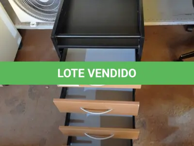 LOTE 509 - 01 GAVETEIRO DE MADEIRA COM 4 GAVETAS. (NO ESTADO EM QUE SE ENCONTRA. SUJEITO A AVARIAS OCULTAS/VISÍVEIS.)