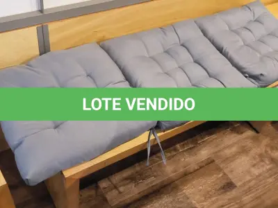 LOTE 021 - 01 BANCO EM MADEIRA COM 03 ACENTOS ESTOFADOS.  (NO ESTADO) ATENÇÃO! FAZER A VISITAÇÃO ANTES DE ARREMATAR, NÃO SABEMOS SE FUNCIONA. LEILÃO NÃO TEM GARANTIA E NEM DEVOLUÇÃO, SUJEITO A POSSÍVEIS AVARIAS VISÍVEIS/OCULTAS E/OU AUSÊNCIA DE COMPONENTES.