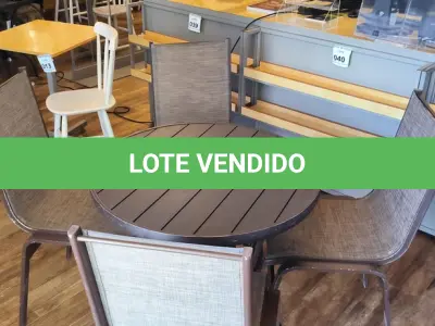LOTE 014 - 01 MESA REDONDA EM ALUMÍNIO COM 04 CADEIRAS. (NO ESTADO) ATENÇÃO! FAZER A VISITAÇÃO ANTES DE ARREMATAR, NÃO SABEMOS SE FUNCIONA. LEILÃO NÃO TEM GARANTIA E NEM DEVOLUÇÃO, SUJEITO A POSSÍVEIS AVARIAS VISÍVEIS/OCULTAS E/OU AUSÊNCIA DE COMPONENTES.