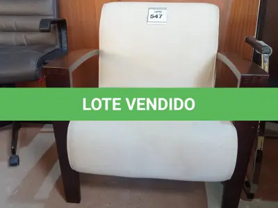 LOTE 547 - 01 POLTRONA (EASY CHAIR). (NO ESTADO EM QUE SE ENCONTRA. SUJEITO A AVARIAS OCULTAS/VISÍVEIS.)