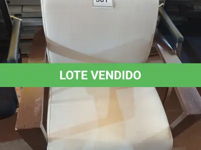 LOTE 561 - 01 POLTRONA (EASY CHAIR). (NO ESTADO EM QUE SE ENCONTRA. SUJEITO A AVARIAS OCULTAS/VISÍVEIS.)