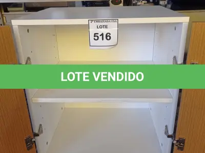 LOTE 516 - 01 ARMÁRIO BAIXO DE 02 PORTAS MADEIRA CLARA. (NO ESTADO EM QUE SE ENCONTRA. SUJEITO A AVARIAS OCULTAS/VISÍVEIS.)