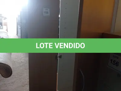 LOTE 155 - 01 ARMÁRIO BAIXO EM MADEIRA 02 PORTAS. (NO ESTADO EM QUE SE ENCONTRA. SUJEITO A AVARIAS OCULTAS/VISÍVEIS.)