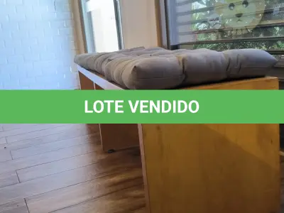 LOTE 001 - 01 BANCO EM MADEIRA COM 04 ACENTOS ESTOFADOS.  (NO ESTADO) ATENÇÃO! FAZER A VISITAÇÃO ANTES DE ARREMATAR, NÃO SABEMOS SE FUNCIONA. LEILÃO NÃO TEM GARANTIA E NEM DEVOLUÇÃO, SUJEITO A POSSÍVEIS AVARIAS VISÍVEIS/OCULTAS E/OU AUSÊNCIA DE COMPONENTES.