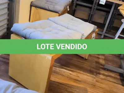 LOTE 006 - 01 BANCO EM MADEIRA COM 02 ACENTOS ESTOFADOS.  (NO ESTADO) ATENÇÃO! FAZER A VISITAÇÃO ANTES DE ARREMATAR, NÃO SABEMOS SE FUNCIONA. LEILÃO NÃO TEM GARANTIA E NEM DEVOLUÇÃO, SUJEITO A POSSÍVEIS AVARIAS VISÍVEIS/OCULTAS E/OU AUSÊNCIA DE COMPONENTES.