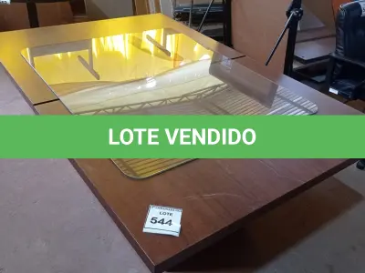 LOTE 544 - 01 MESA EM MADEIRA. (NO ESTADO EM QUE SE ENCONTRA. SUJEITO A AVARIAS OCULTAS/VISÍVEIS.)