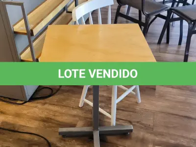 LOTE 029 - 01 MESA QUADRADA EM MADEIRA COM PÉS EM FERRO E 01 CADEIRA EM MADEIRA.  (NO ESTADO) ATENÇÃO! FAZER A VISITAÇÃO ANTES DE ARREMATAR, NÃO SABEMOS SE FUNCIONA. LEILÃO NÃO TEM GARANTIA E NEM DEVOLUÇÃO, SUJEITO A POSSÍVEIS AVARIAS VISÍVEIS/OCULTAS E/OU AUSÊNCIA DE COMPONENTES.