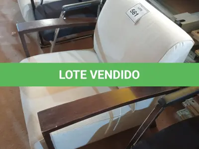 LOTE 561 - 01 POLTRONA (EASY CHAIR). (NO ESTADO EM QUE SE ENCONTRA. SUJEITO A AVARIAS OCULTAS/VISÍVEIS.)
