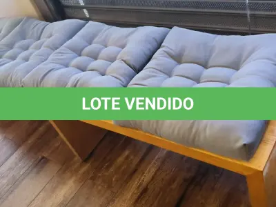 LOTE 001 - 01 BANCO EM MADEIRA COM 04 ACENTOS ESTOFADOS.  (NO ESTADO) ATENÇÃO! FAZER A VISITAÇÃO ANTES DE ARREMATAR, NÃO SABEMOS SE FUNCIONA. LEILÃO NÃO TEM GARANTIA E NEM DEVOLUÇÃO, SUJEITO A POSSÍVEIS AVARIAS VISÍVEIS/OCULTAS E/OU AUSÊNCIA DE COMPONENTES.