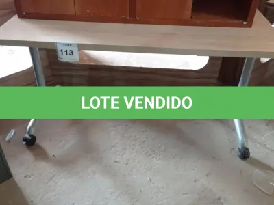 LOTE 113 - 01 MESA COM RODINHAS (NO ESTADO EM QUE SE ENCONTRA. SUJEITO A AVARIAS OCULTAS/VISÍVEIS.)