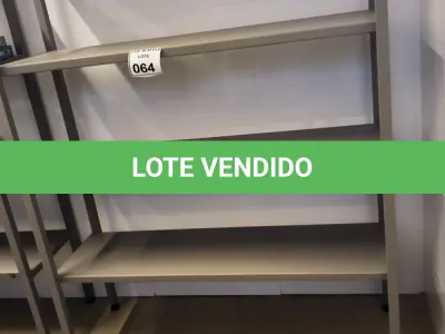 LOTE 064 - 01 ESTANTE DE FERRO COM 04 PRATELEIRAS. (NO ESTADO) ATENÇÃO! FAZER A VISITAÇÃO ANTES DE ARREMATAR, NÃO SABEMOS SE FUNCIONA. LEILÃO NÃO TEM GARANTIA E NEM DEVOLUÇÃO, SUJEITO A POSSÍVEIS AVARIAS VISÍVEIS/OCULTAS E/OU AUSÊNCIA DE COMPONENTES.