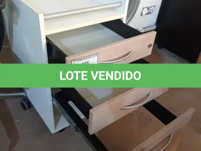 LOTE 502 - 01 GAVETEIRO DE MADEIRA CLARA COM 03 GAVETAS. (NO ESTADO EM QUE SE ENCONTRA. SUJEITO A AVARIAS OCULTAS/VISÍVEIS.)