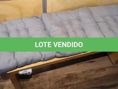 LOTE 024 - 01 BANCO EM MADEIRA COM 02 ACENTOS ESTOFADOS.  (NO ESTADO) ATENÇÃO! FAZER A VISITAÇÃO ANTES DE ARREMATAR, NÃO SABEMOS SE FUNCIONA. LEILÃO NÃO TEM GARANTIA E NEM DEVOLUÇÃO, SUJEITO A POSSÍVEIS AVARIAS VISÍVEIS/OCULTAS E/OU AUSÊNCIA DE COMPONENTES.