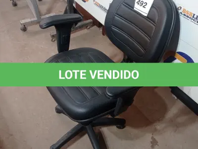 LOTE 492 - 01 CADEIRA DE ESCRITÓRIO. (NO ESTADO EM QUE SE ENCONTRA. SUJEITO A AVARIAS OCULTAS/VISÍVEIS.)