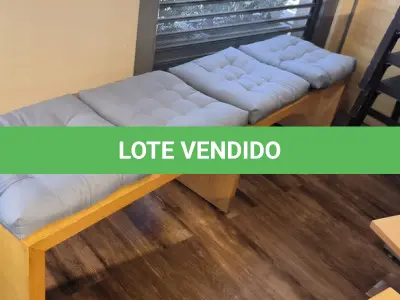 LOTE 008 - 01 BANCO EM MADEIRA COM 03 ACENTOS ESTOFADOS.  (NO ESTADO) ATENÇÃO! FAZER A VISITAÇÃO ANTES DE ARREMATAR, NÃO SABEMOS SE FUNCIONA. LEILÃO NÃO TEM GARANTIA E NEM DEVOLUÇÃO, SUJEITO A POSSÍVEIS AVARIAS VISÍVEIS/OCULTAS E/OU AUSÊNCIA DE COMPONENTES.