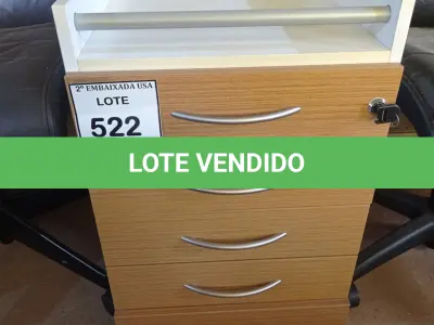 LOTE 522 - 01 GAVETEIRO DE MADEIRA COM 5 GAVETAS. (NO ESTADO EM QUE SE ENCONTRA. SUJEITO A AVARIAS OCULTAS/VISÍVEIS.)