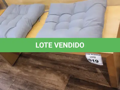 LOTE 019 - 01 BANCO EM MADEIRA COM 02 ACENTOS ESTOFADOS.  (NO ESTADO) ATENÇÃO! FAZER A VISITAÇÃO ANTES DE ARREMATAR, NÃO SABEMOS SE FUNCIONA. LEILÃO NÃO TEM GARANTIA E NEM DEVOLUÇÃO, SUJEITO A POSSÍVEIS AVARIAS VISÍVEIS/OCULTAS E/OU AUSÊNCIA DE COMPONENTES.
