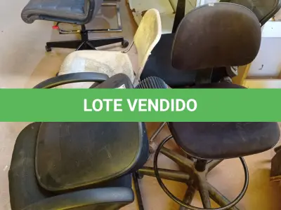 LOTE 555 - 01 CADEIRA DE ESCRITÓRIO. (NO ESTADO EM QUE SE ENCONTRA. SUJEITO A AVARIAS OCULTAS/VISÍVEIS.)
