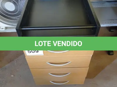 LOTE 509 - 01 GAVETEIRO DE MADEIRA COM 4 GAVETAS. (NO ESTADO EM QUE SE ENCONTRA. SUJEITO A AVARIAS OCULTAS/VISÍVEIS.)
