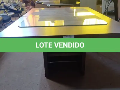 LOTE 544 - 01 MESA EM MADEIRA. (NO ESTADO EM QUE SE ENCONTRA. SUJEITO A AVARIAS OCULTAS/VISÍVEIS.)