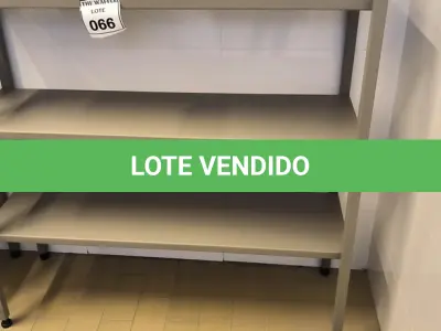 LOTE 066 - 01 ESTANTE DE FERRO COM 04 PRATELEIRAS. (NO ESTADO) ATENÇÃO! FAZER A VISITAÇÃO ANTES DE ARREMATAR, NÃO SABEMOS SE FUNCIONA. LEILÃO NÃO TEM GARANTIA E NEM DEVOLUÇÃO, SUJEITO A POSSÍVEIS AVARIAS VISÍVEIS/OCULTAS E/OU AUSÊNCIA DE COMPONENTES.