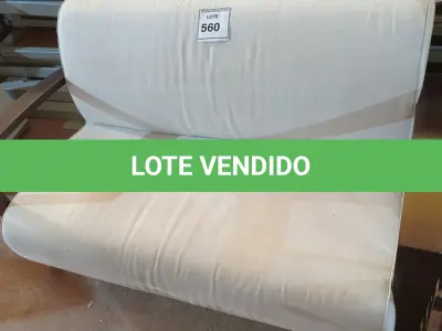 LOTE 560 - 01 SOFÁ DE 02 LUGARES. (LOVESEAT) (NO ESTADO EM QUE SE ENCONTRA. SUJEITO A AVARIAS OCULTAS/VISÍVEIS.)