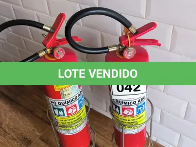 LOTE 042 - 02 EXTINTORES ABC DE PÓ QUÍMICO. (NO ESTADO) ATENÇÃO! FAZER A VISITAÇÃO ANTES DE ARREMATAR, NÃO SABEMOS SE FUNCIONA. LEILÃO NÃO TEM GARANTIA E NEM DEVOLUÇÃO, SUJEITO A POSSÍVEIS AVARIAS VISÍVEIS/OCULTAS E/OU AUSÊNCIA DE COMPONENTES.