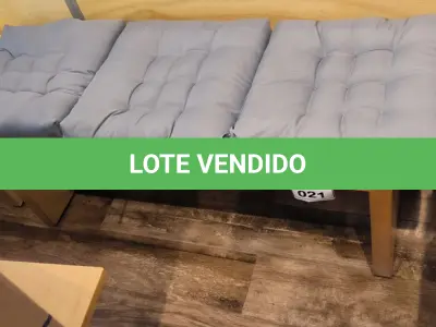 LOTE 021 - 01 BANCO EM MADEIRA COM 03 ACENTOS ESTOFADOS.  (NO ESTADO) ATENÇÃO! FAZER A VISITAÇÃO ANTES DE ARREMATAR, NÃO SABEMOS SE FUNCIONA. LEILÃO NÃO TEM GARANTIA E NEM DEVOLUÇÃO, SUJEITO A POSSÍVEIS AVARIAS VISÍVEIS/OCULTAS E/OU AUSÊNCIA DE COMPONENTES.